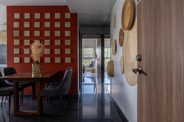 Diseño de interiores de comedor elegante interior con mesa de madera familiar sillas modernas