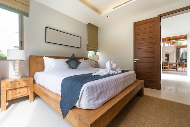 Diseño de interiores en dormitorio con acogedora cama king.