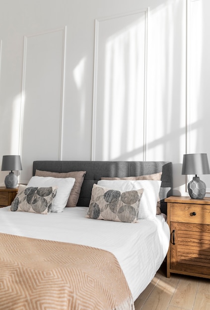Foto diseño de interiores de dormitorio con almohadas en la cama.