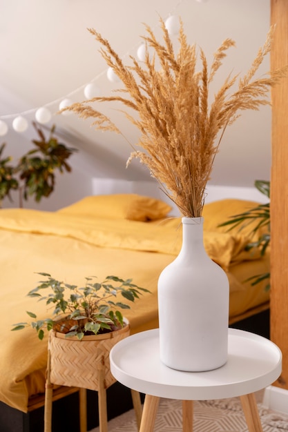 Foto diseño de interiores de dormitorio con plantas verdes.