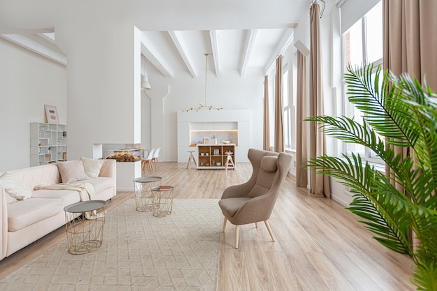 Salón Con Muebles De Color Beige Suave En Un Diseño Interior De Lujo Y  Luminoso De Un Apartamento Moderno De Estilo Minimalista Con Adornos De  Mármol Y Enormes Ventanas Con Luz Natural