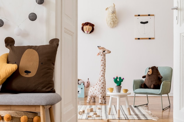 Diseño de interiores de habitación infantil scandi creativo y acogedor con juguetes y otras plantillas de accesorios