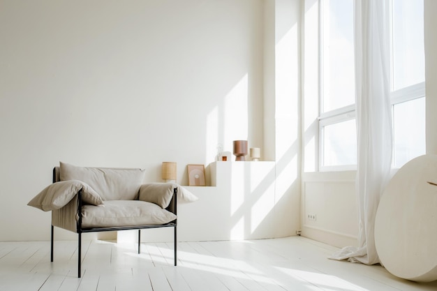 Diseño de interiores Interior de habitación luminosa en tonos blancos árbol de algodón madera y luz solar