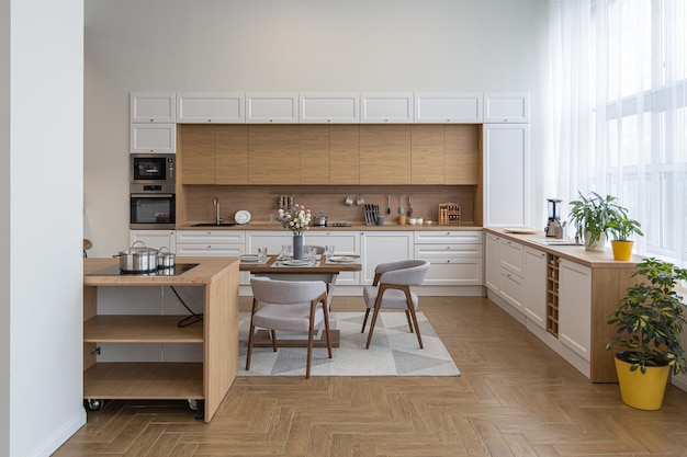 Diseño de interiores moderno y minimalista, enorme apartamento luminoso con un plan abierto en estilo escandinavo en colores azul blanco y azul oscuro con columnas en el centro, incluye área de cocina, oficina y salón