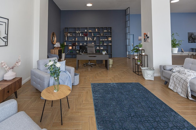 Diseño de interiores moderno y minimalista, enorme apartamento luminoso con un plan abierto en estilo escandinavo en colores azul blanco y azul oscuro con columnas en el centro, incluye área de cocina, oficina y salón