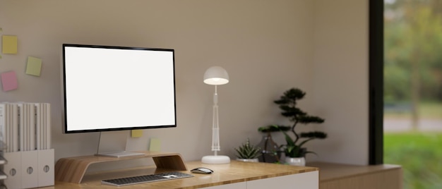 Diseño de interiores de oficina en casa minimalista y acogedor con maqueta de computadora de pantalla blanca y decoración en mesa de madera