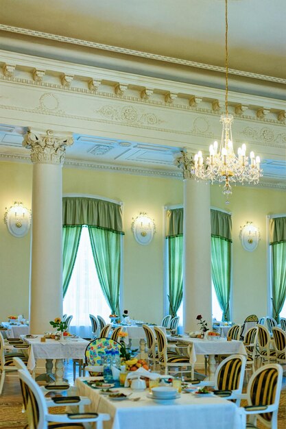 Diseño de interiores de un restaurante moderno o una cafetería.