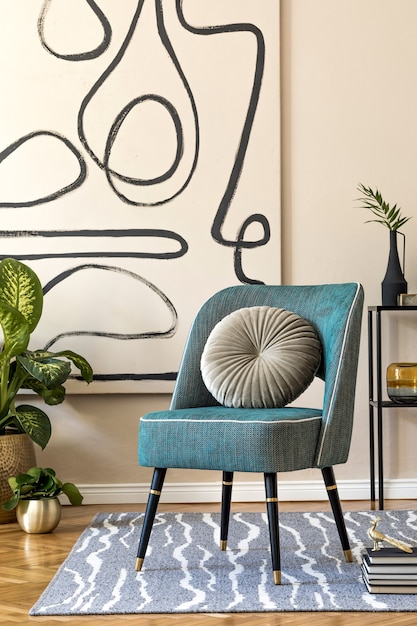 Diseño de interiores de sala de estar con elegante sillón gree, cuadros abstractos en la pared, hermosa planta, almohada, estante y elegantes accesorios personales. Concepto beige. Escenografía casera moderna. Plantilla
