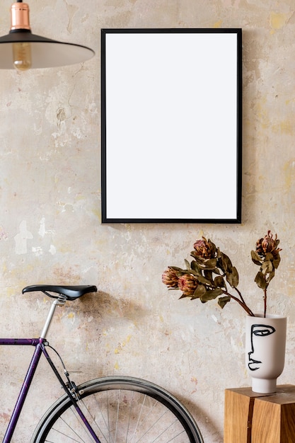 Diseño de interiores de sala de estar con marco de póster negro, bicicleta y elegantes accesorios personales. Pared de grunge wabi sabi. Decoración del hogar con estilo hipster.