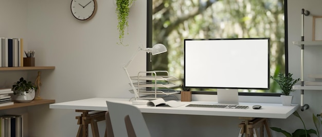 Diseño de interiores de sala de trabajo en casa blanco mínimo con maqueta de computadora contra la ventana