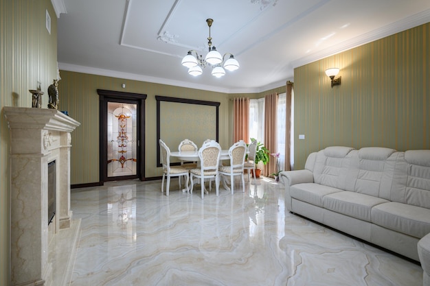 Diseño de interiores de salón clásico con suelo de mármol.