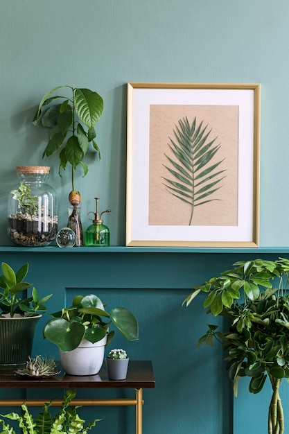 Diseño de interiores de salón con marco de fotos en el estante verde con plantas en diferentes macetas hipster, decoración y elegantes accesorios personales. Jardinería doméstica.