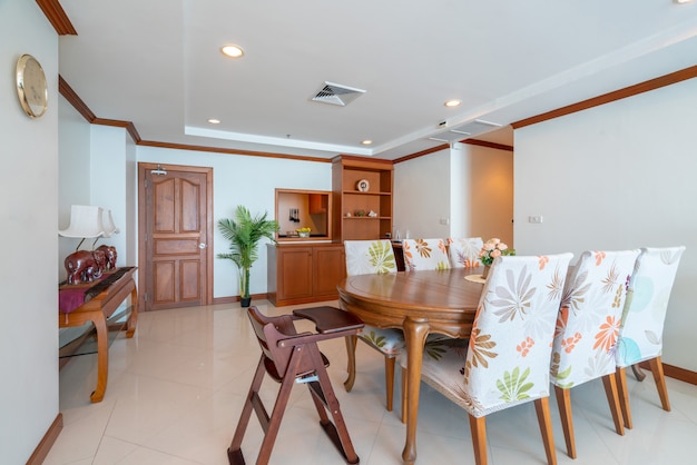 Diseño de interiores en salón con mesa de comedor de madera.