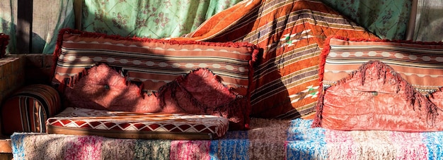 Diseño intrincado en una alfombra egipcia o marroquí como fondo Antigua alfombra tradicional marroquí