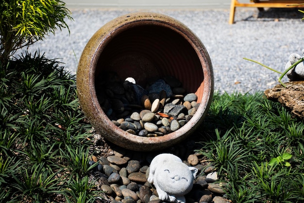 Diseño de jardinería exterior y muebles de decoración de interiores en un parque de jardín de estilo japonés para el servicio de viajeros tailandeses, clientes que visitan la cafetería restaurante cafetería en Ayutthaya Tailandia