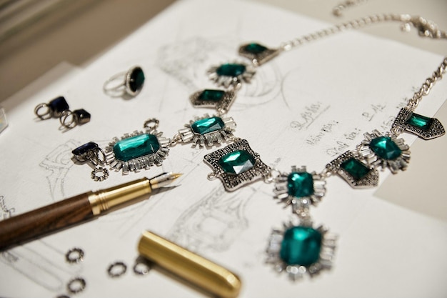 Diseño de joyas de color verde esmeralda