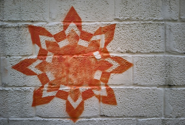 Diseño de lata de aerosol en una pared blanca: dibujo geométrico de una forma abstracta.