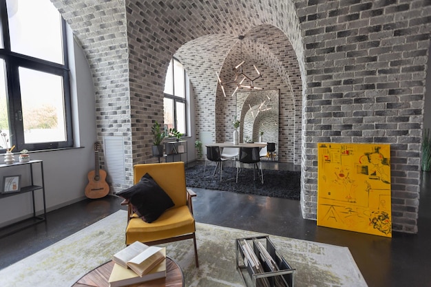 Diseño de lujo moderno de un interior de apartamento brutal con arcos al estilo de un castillo medieval con acentos brillantes área de cocina de diseño libre para sentarse y comer