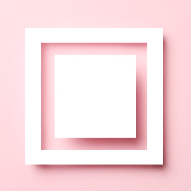 Diseño de marco creativo sobre un fondo rosa. Concepto de vacaciones mínimo. Patrón de endecha plana.