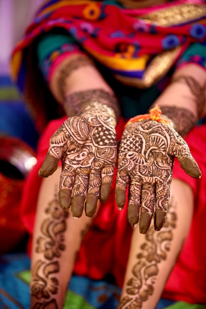 Diseño mehndi en la mano de la niña de la boda.