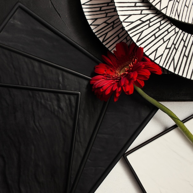 Diseño de mesa creativa en el restaurante. Platos y hermosas flores en concepto de fondo negro