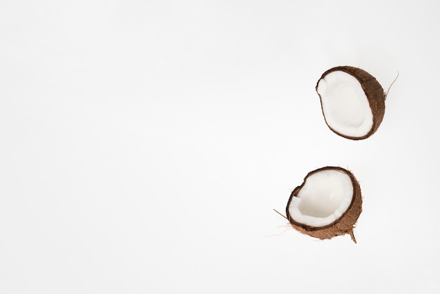 Un diseño minimalista con espacio de copia de cocos, nueces, comida tropical madura cruda