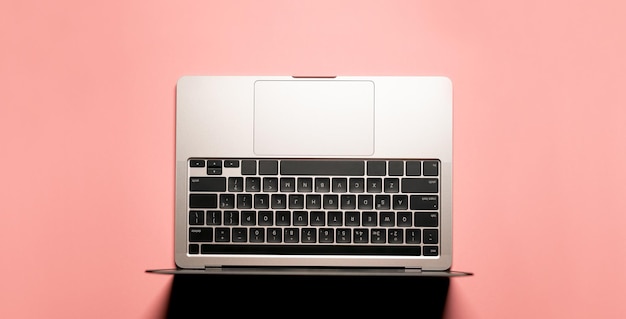 Diseño minimalista con una moderna computadora portátil gris plateada con un teclado negro