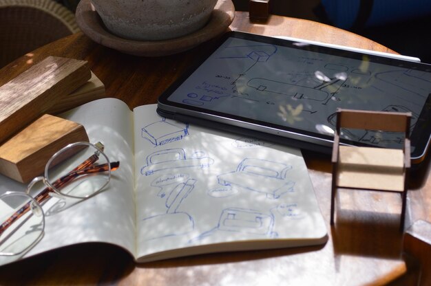 Diseño de mobiliario dibujo digital en tablet y analógico en notebook
