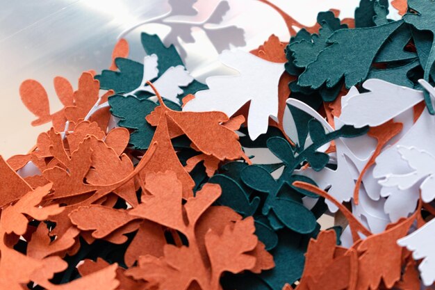 Diseño y modelo de ornamentos de corte de papel cortados con un plotter de corte para actividad profesional o de ocio