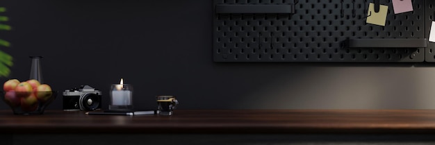 Diseño moderno de estudio de trabajo en casa oscuro y negro con espacio para copiar en una mesa de madera oscura