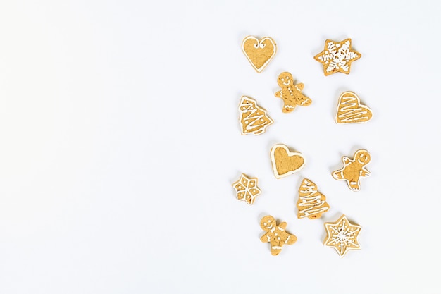 Diseño de navidad Galletas hechas en casa del jengibre en un fondo blanco. Año nuevo 2019, navidad