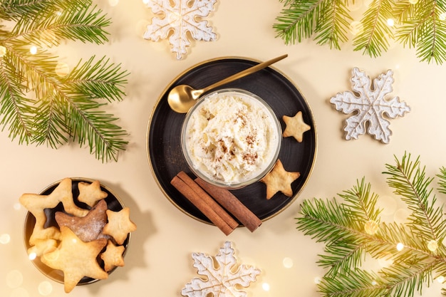 Diseño navideño con ponche de huevo cremoso, estrellas de galletas, ramas de abeto, copos de nieve, luces de Navidad en beige.