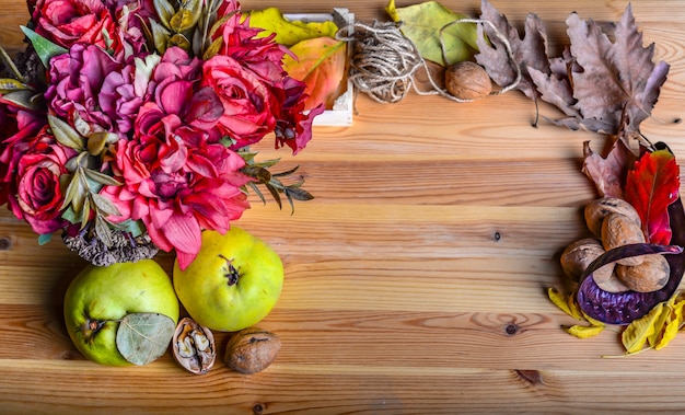 Diseño de otoño con frutas, frutos secos y flores