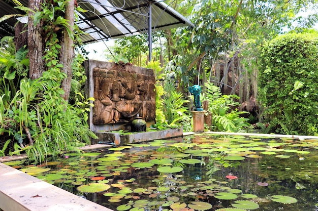 Diseño de parque tropical, capullo de loto rojo en el estanque