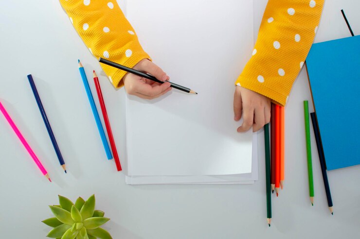 Foto diseño patrón de cuaderno de bocetos hay una hoja blanca con lápices de colores sobre la mesa conjunto multicolor de lápices vista superior un conjunto para la creatividad para pasatiempos