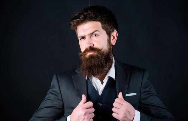 Diseño perfecto Hombre de negocios en traje Moda formal masculina Especialista en relaciones públicas Hipster caucásico brutal con bigote Hipster maduro con barba Especialista en relaciones públicas Hombre barbudo Especialista en relaciones públicas