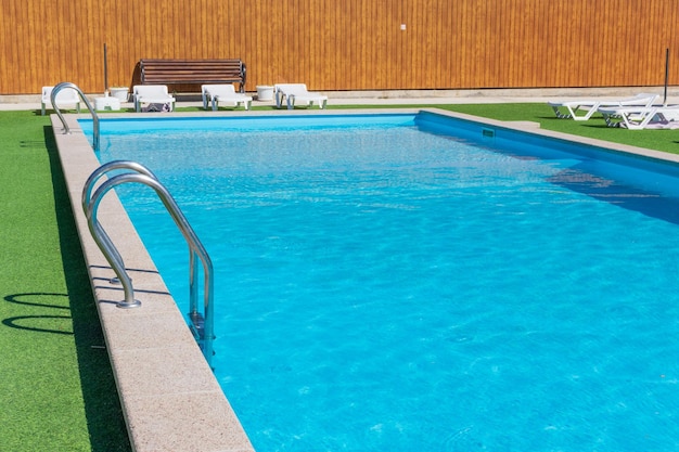 Diseño de piscina en una residencia moderna Tumbonas para clima soleado Vacaciones