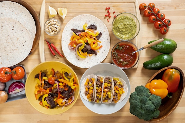 Diseño plano de frutas y verduras frescas para cocinar tacos mexicanos