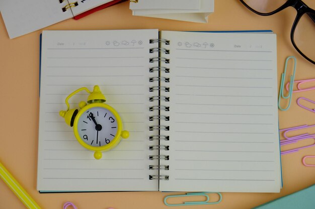 diseño plano de un lugar de trabajo con un cuaderno en un fondo plano concepto de negocio y oficina de educación