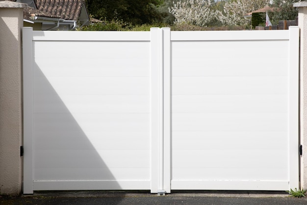 Diseño de portal de aluminio de puerta blanca alta y moderna de casa suburbana