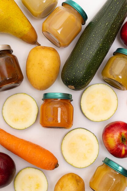 Diseño de puré para alimentos infantiles con verduras y frutas Nutrición de enfoque selectivo La primera alimentación complementaria del niño Un niño feliz Un niño bien alimentado Espacio de copia