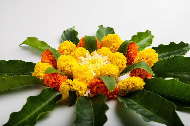 Diseño de rangoli de flor de caléndula para el festival de Diwali Decoración de flores del festival indio