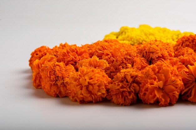 Diseño de rangoli de flor de caléndula para el festival de Diwali Decoración de flores del festival indio