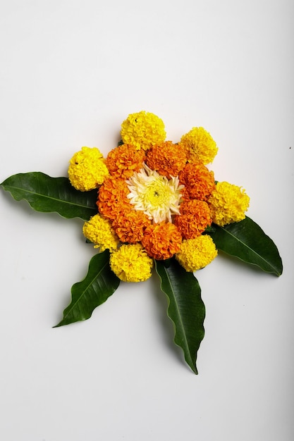 Diseño de rangoli de flor de caléndula para el festival de Diwali Decoración de flores del festival indio