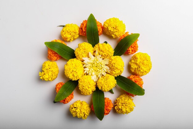 Diseño de rangoli de flores de caléndula para el festival de diwali, decoración de flores del festival indio