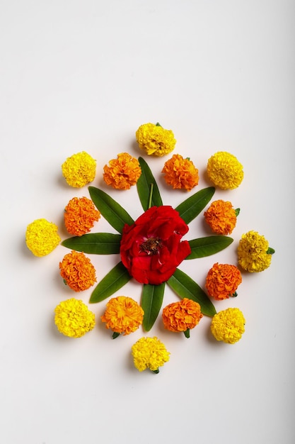 Diseño de rangoli de flores de caléndula para el festival de Diwali, decoración de flores del festival indio