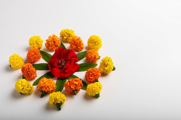 Diseño de rangoli de flores de caléndula para el festival de Diwali, decoración de flores del festival indio