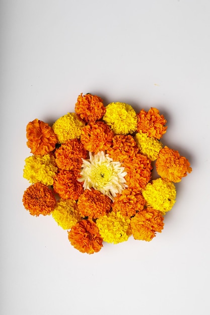 Diseño de rangoli de flores de caléndula para el festival de Diwali, decoración de flores del festival indio