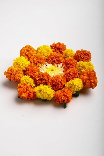 Diseño de rangoli de flores de caléndula para el festival de Diwali, decoración de flores del festival indio