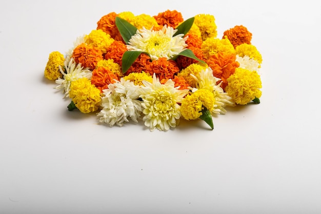 Diseño de rangoli de flores de caléndula para el festival de Diwali, decoración de flores del festival indio